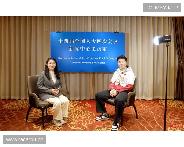 任子威机场照一手拎三只名牌包，我默默把银行卡塞进了鞋垫