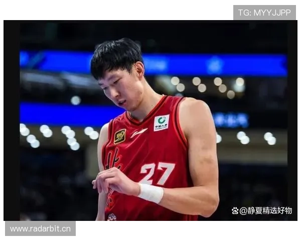 周琦站在人群里，那种随手就能买栋别墅的气场，普通人顶不住